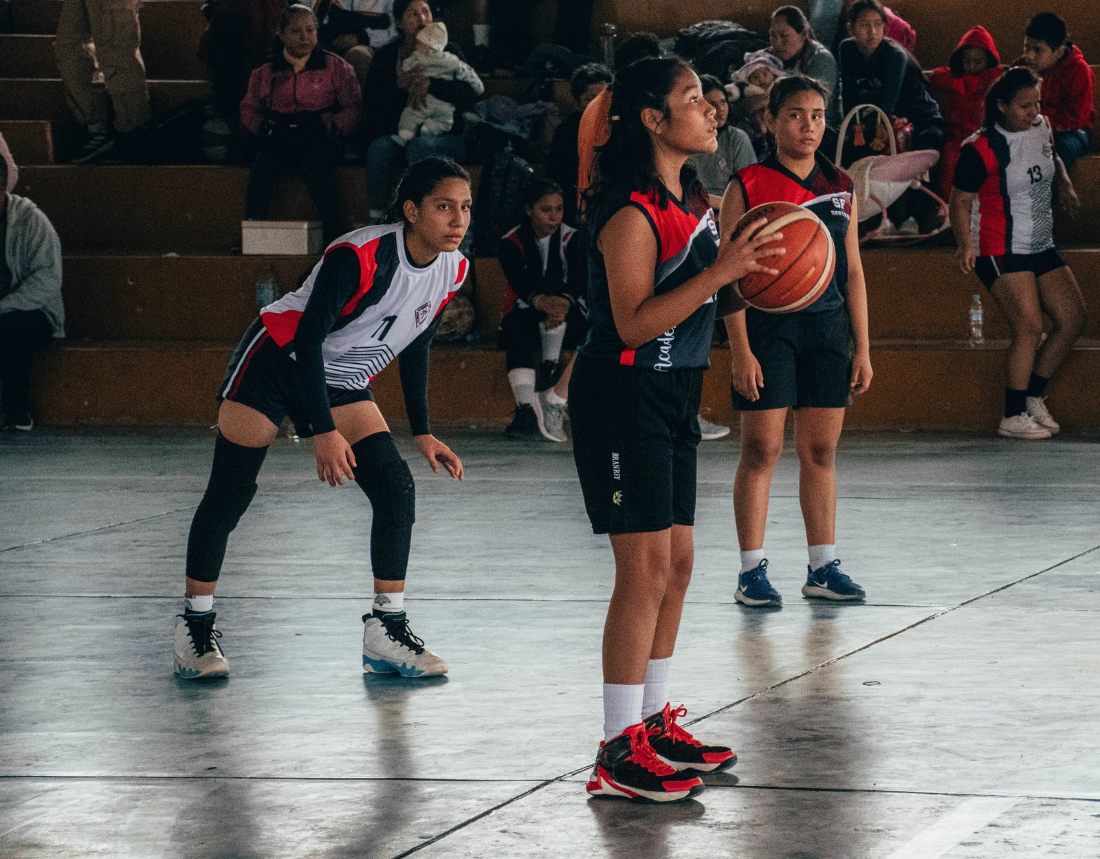 Jóvenes y comunidad en cancha de básquetbol